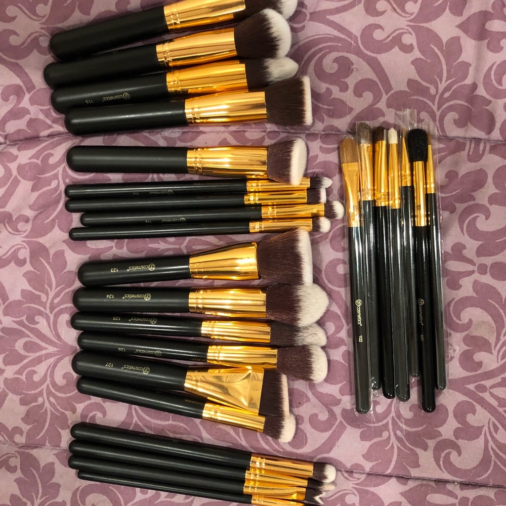 BH Cosmetics Brush Set for face and eyes.