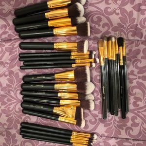 BH Cosmetics Brush Set for face and eyes.
