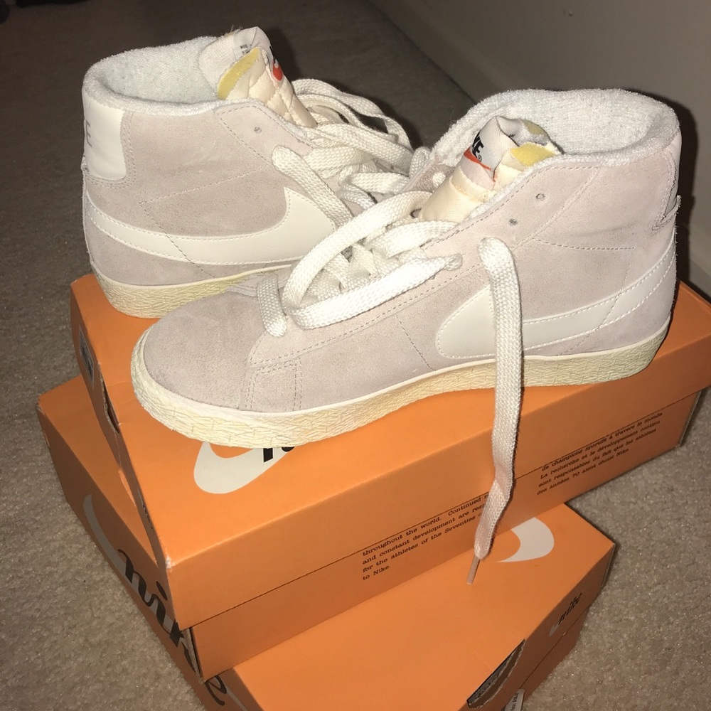 Nike mid top suede vintage sneaker