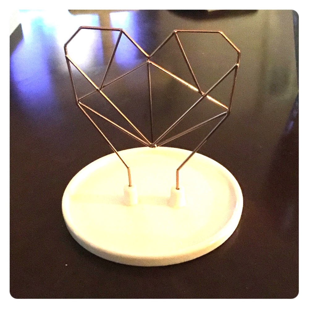 Imm wire heart jewelry holder