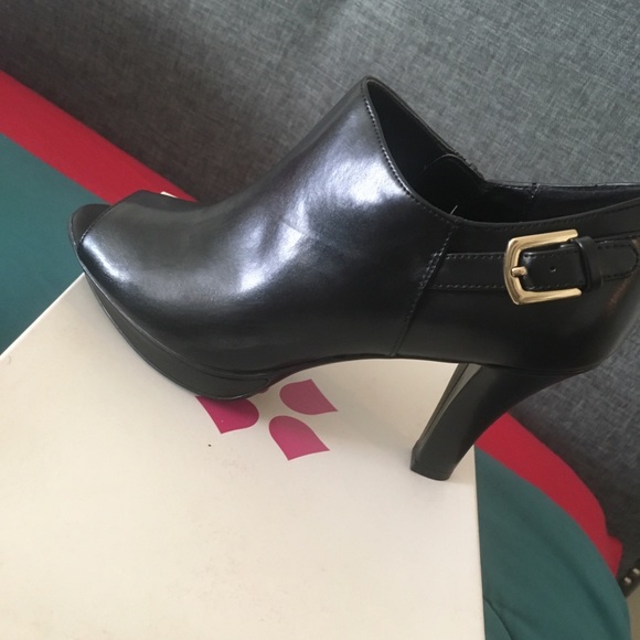 Naturalizer Shoes - Black leather booties
