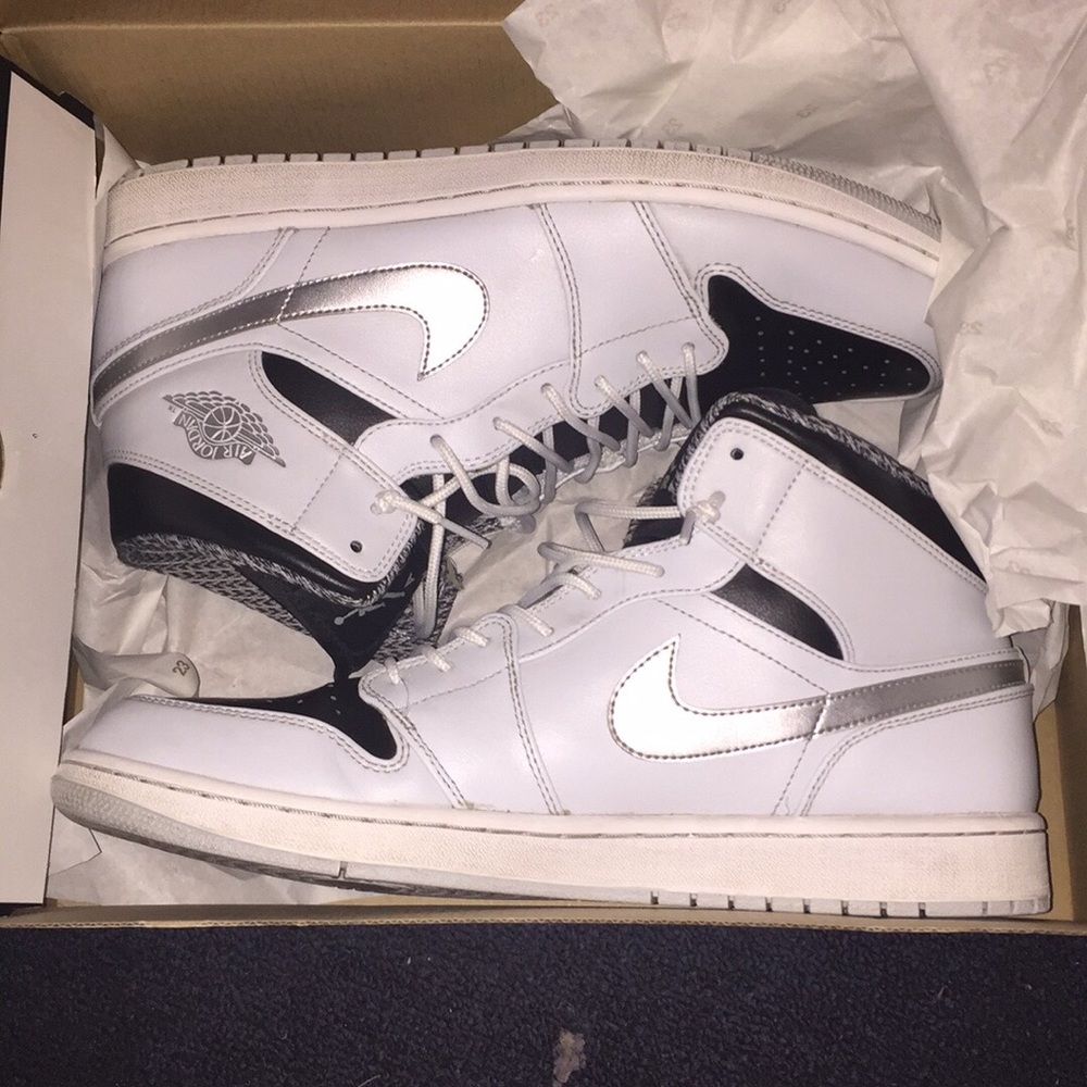 Jordan 1 silver and black