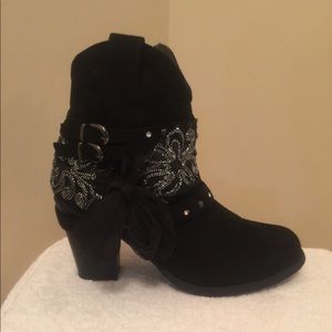 EUC BLACK FAUX SUEDE ANKLE BOOTS WITH BOW SIZE 7M