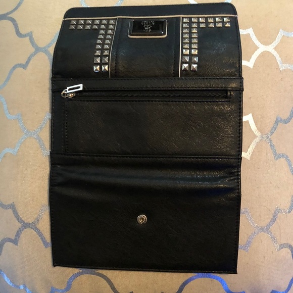 NWOT Guess Wallet - Picture 2 of 4