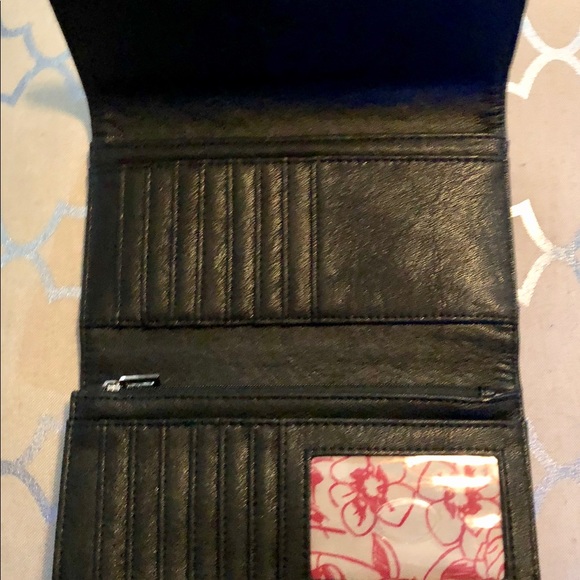 NWOT Guess Wallet - Picture 3 of 4