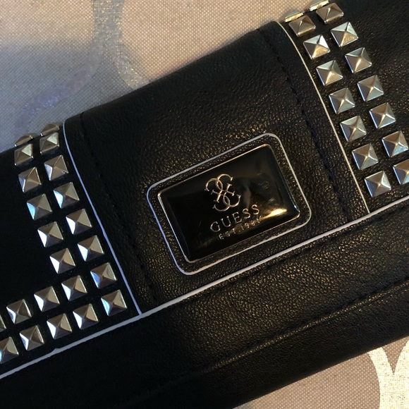 NWOT Guess Wallet - Picture 4 of 4