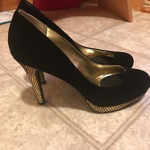 Black &a gold pumps