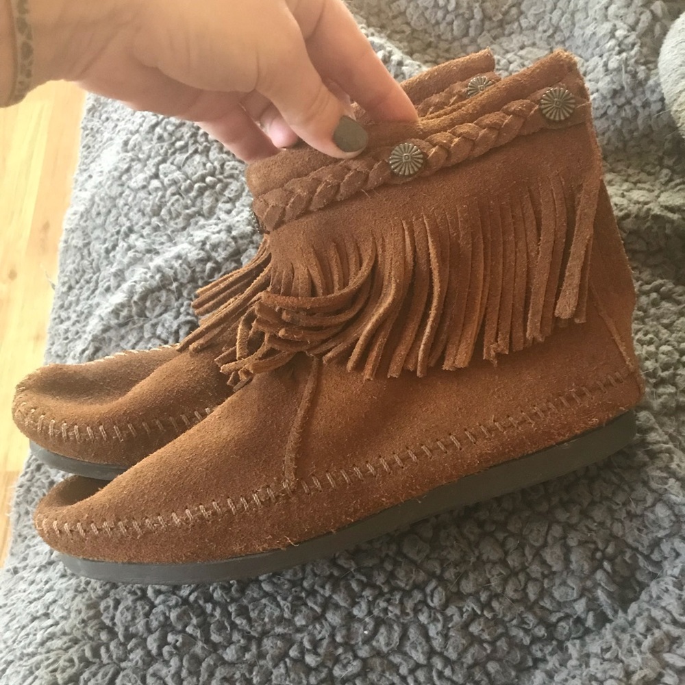 Minnetonka moccasins size 7