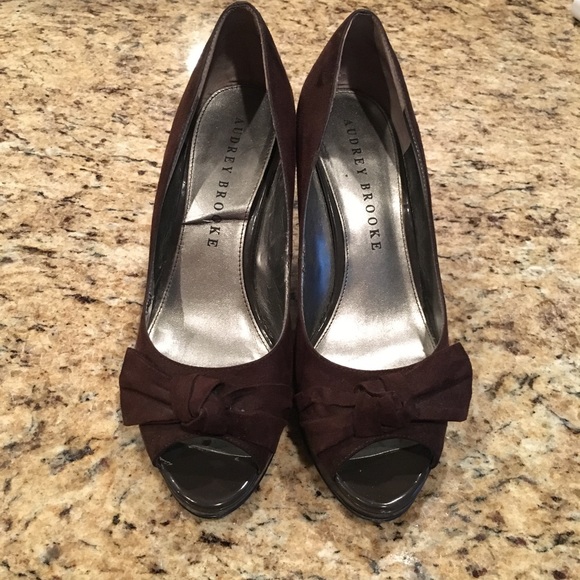 Cute Audrey Brooke Suede Bowtie Heels - Picture 2 of 8