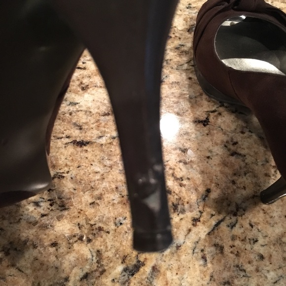 Cute Audrey Brooke Suede Bowtie Heels - Picture 5 of 8