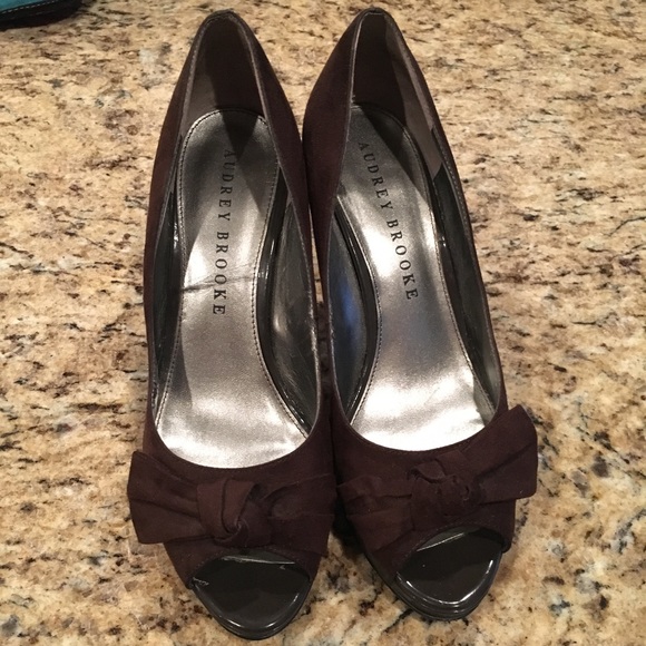 Cute Audrey Brooke Suede Bowtie Heels - Picture 8 of 8
