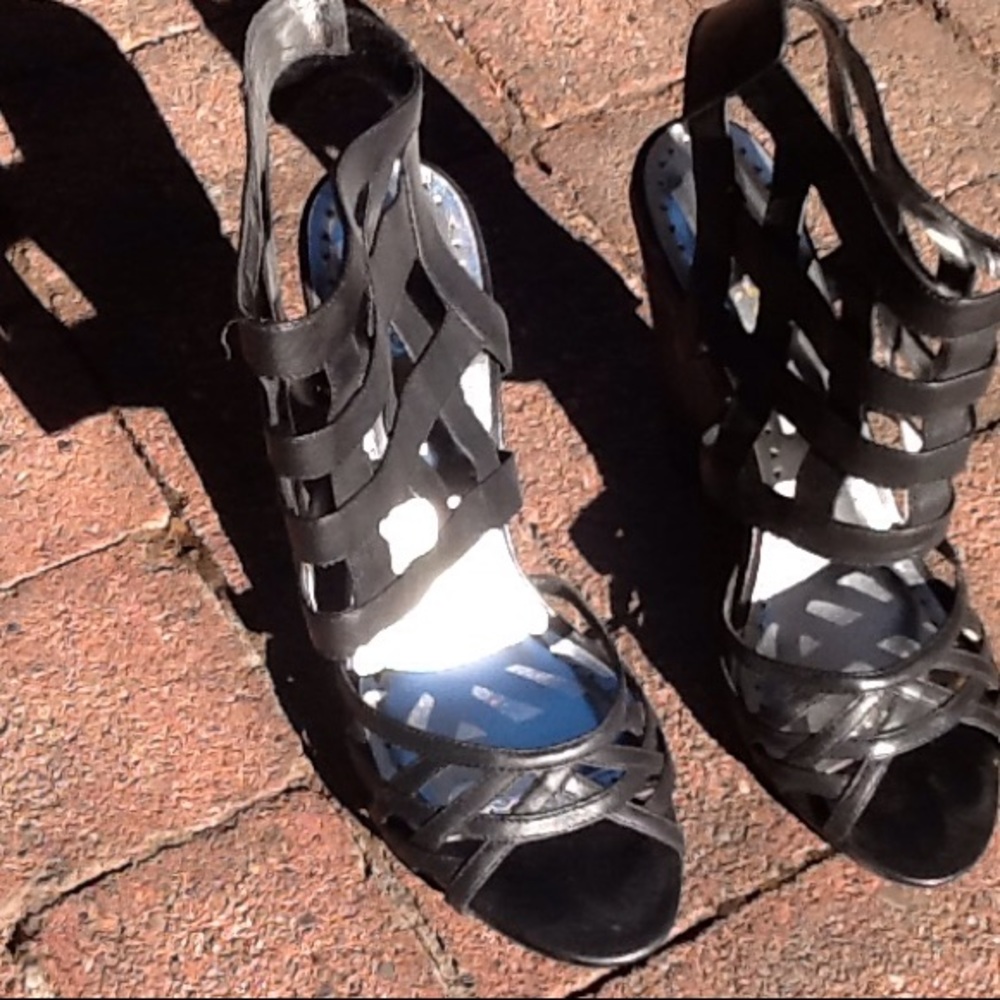 Caged black pumps