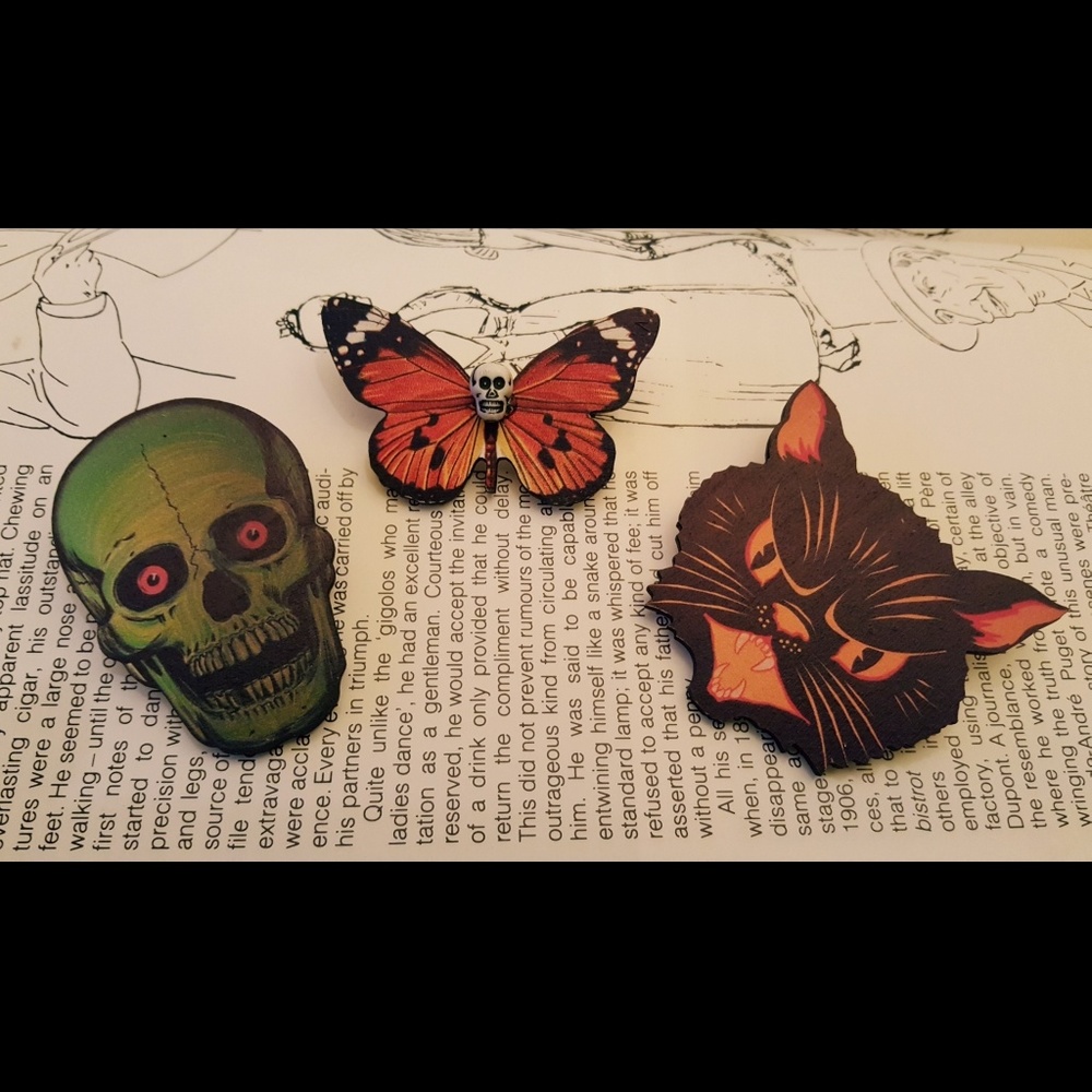 Skull Butterfly Brooch Wood Handcrafted - Picture 3 of 3