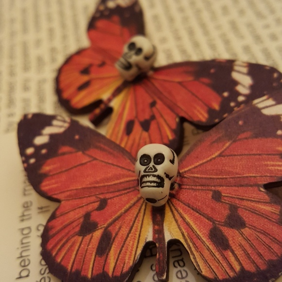 Skull Butterfly Brooch Wood Handcrafted - Picture 2 of 3