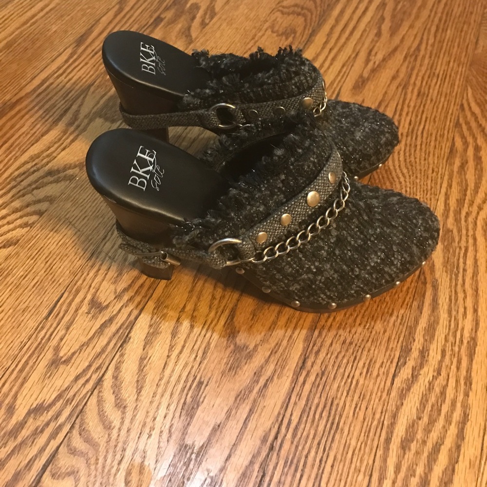 Womans clogs