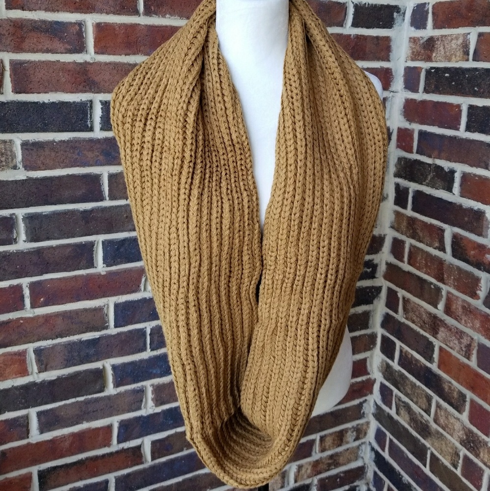 LAST ONE! Chunky Knit Infinity Scarf in Camel - Picture 4 of 4