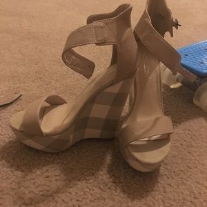 Beige checkered wedge heels