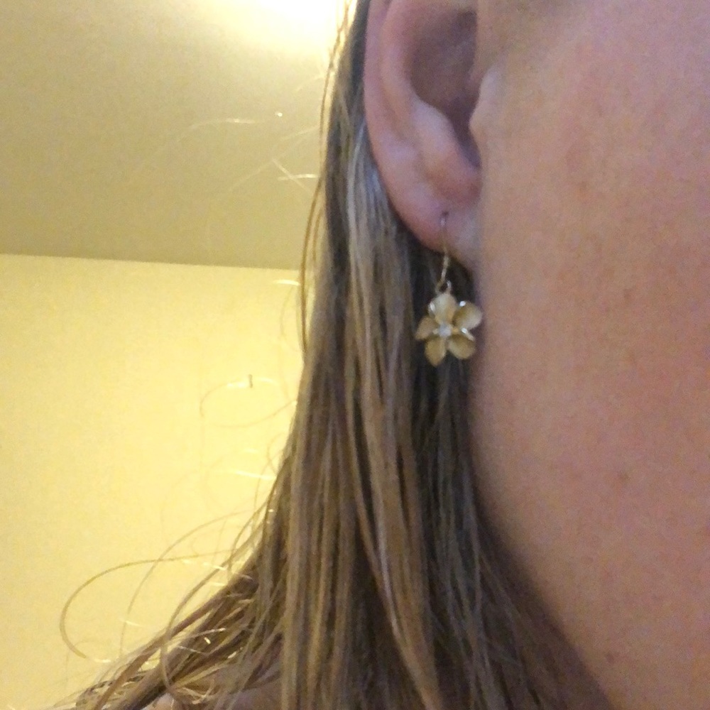 Gold flower earrings with diamond