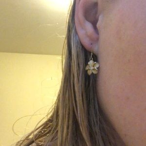 Gold flower earrings with diamond