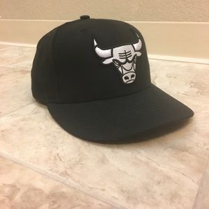 Black/white Chicago bulls hat size 7  55.8cm