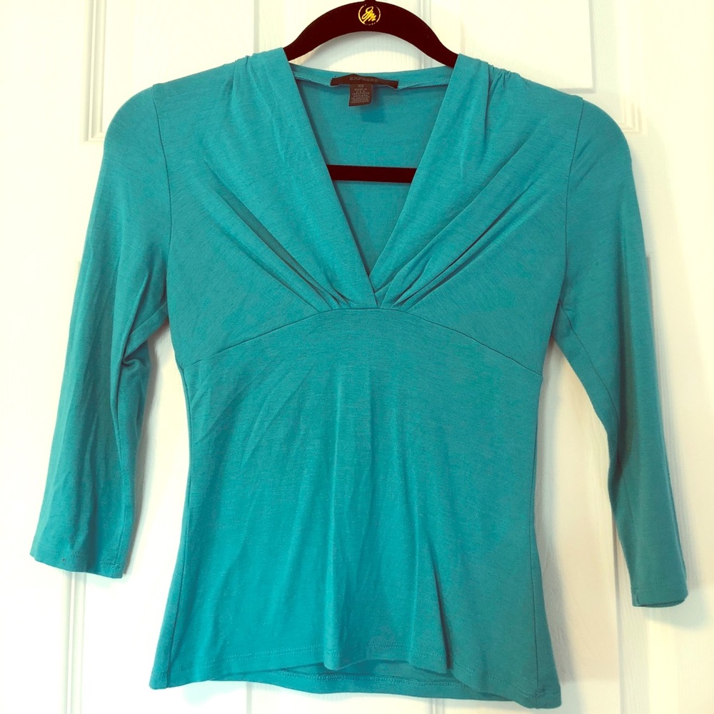 Lightweight gather front v neck top.