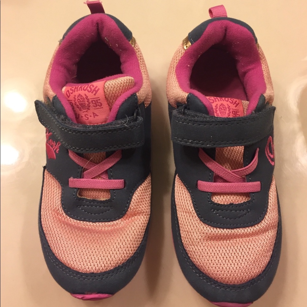 2 Girls’ sneakers 4$ each
