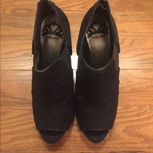 Fergalicious black suede bootie💋