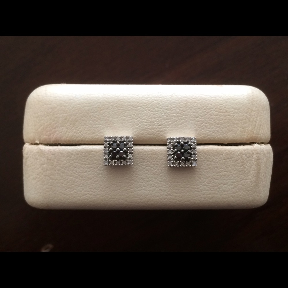 1/4 cttw black and white diamond stud earrings