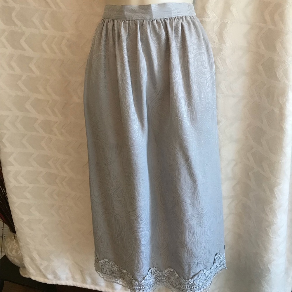⬇️100% silk light gray skirt