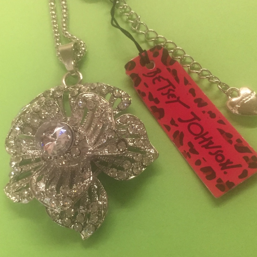 New Betsey Johnson rhinestone flower necklace