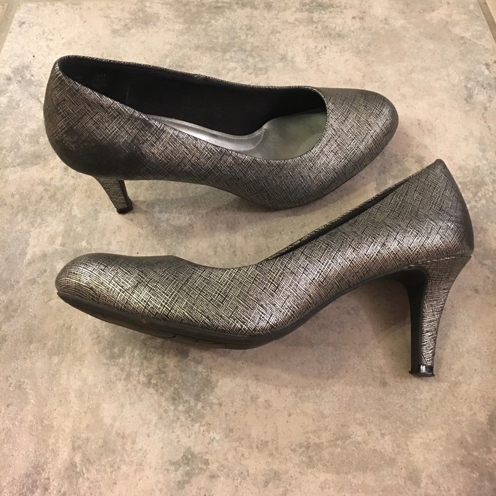 Gray/silver 3” Pumps