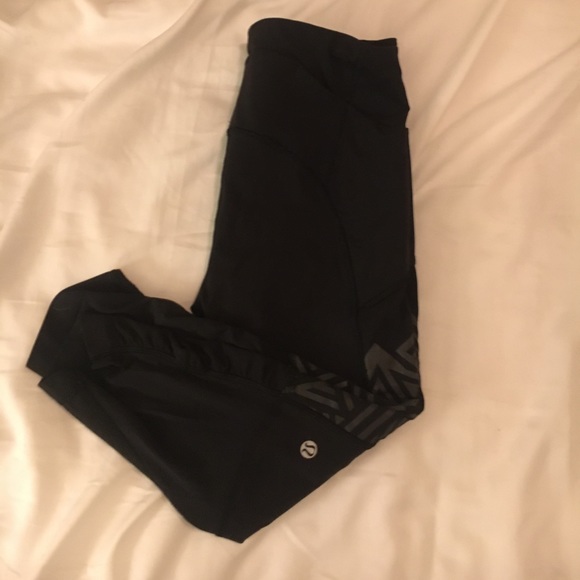 🍋Lululemon cropped leggings with design on sides - Picture 2 of 3