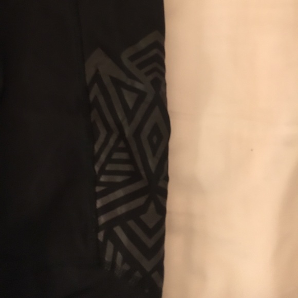 🍋Lululemon cropped leggings with design on sides - Picture 3 of 3