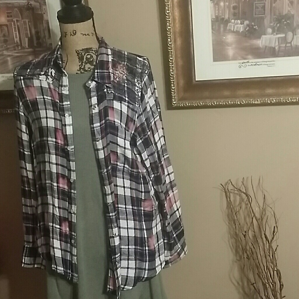 Shirt with snaps
