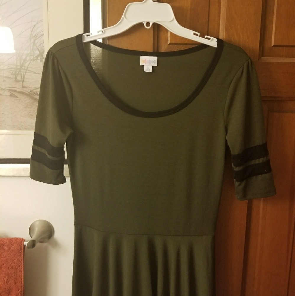 Medium LuLaRoe Nicole dress