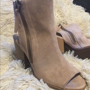 Super cute suede like shoe. Light pink❤️