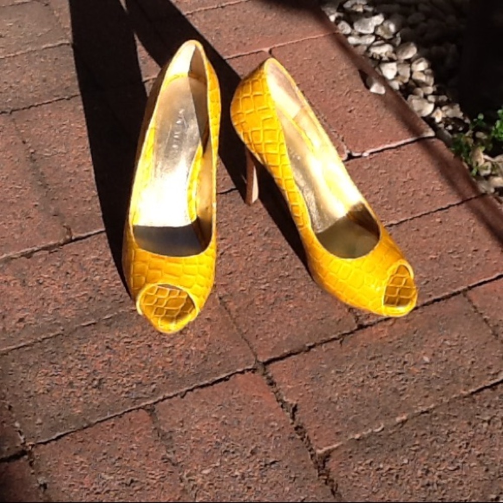 Cute curry colored pumps