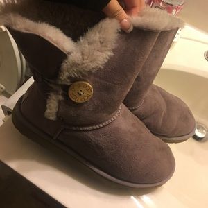 gray uggs