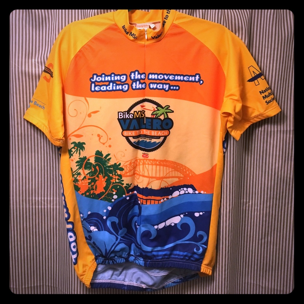 Cycling shirt with back pockets