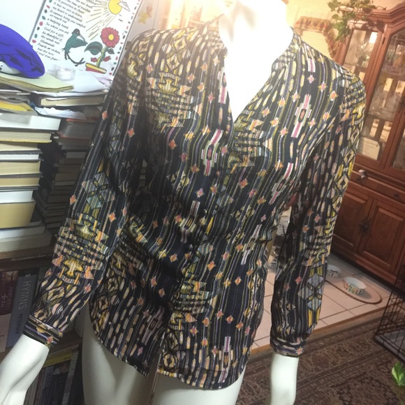 Patterned Buttoned Down Blouse - Picture 2 of 4