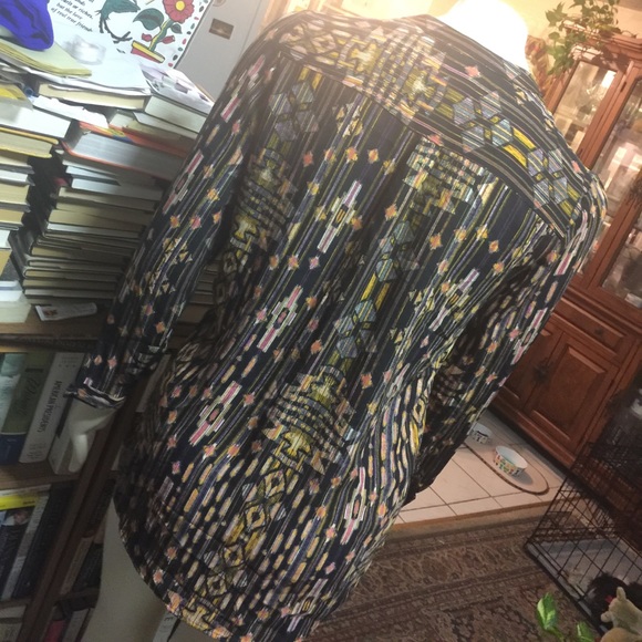 Patterned Buttoned Down Blouse - Picture 3 of 4