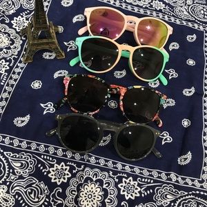 A bundle of 4 glasses