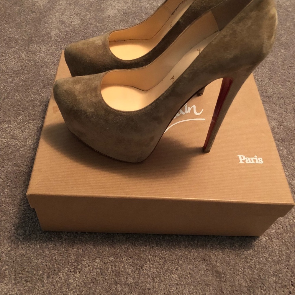 Shoes - Picture 2 of 4