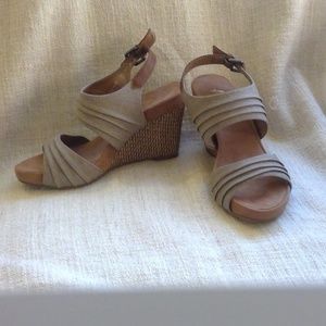 A2 Wedges, tan