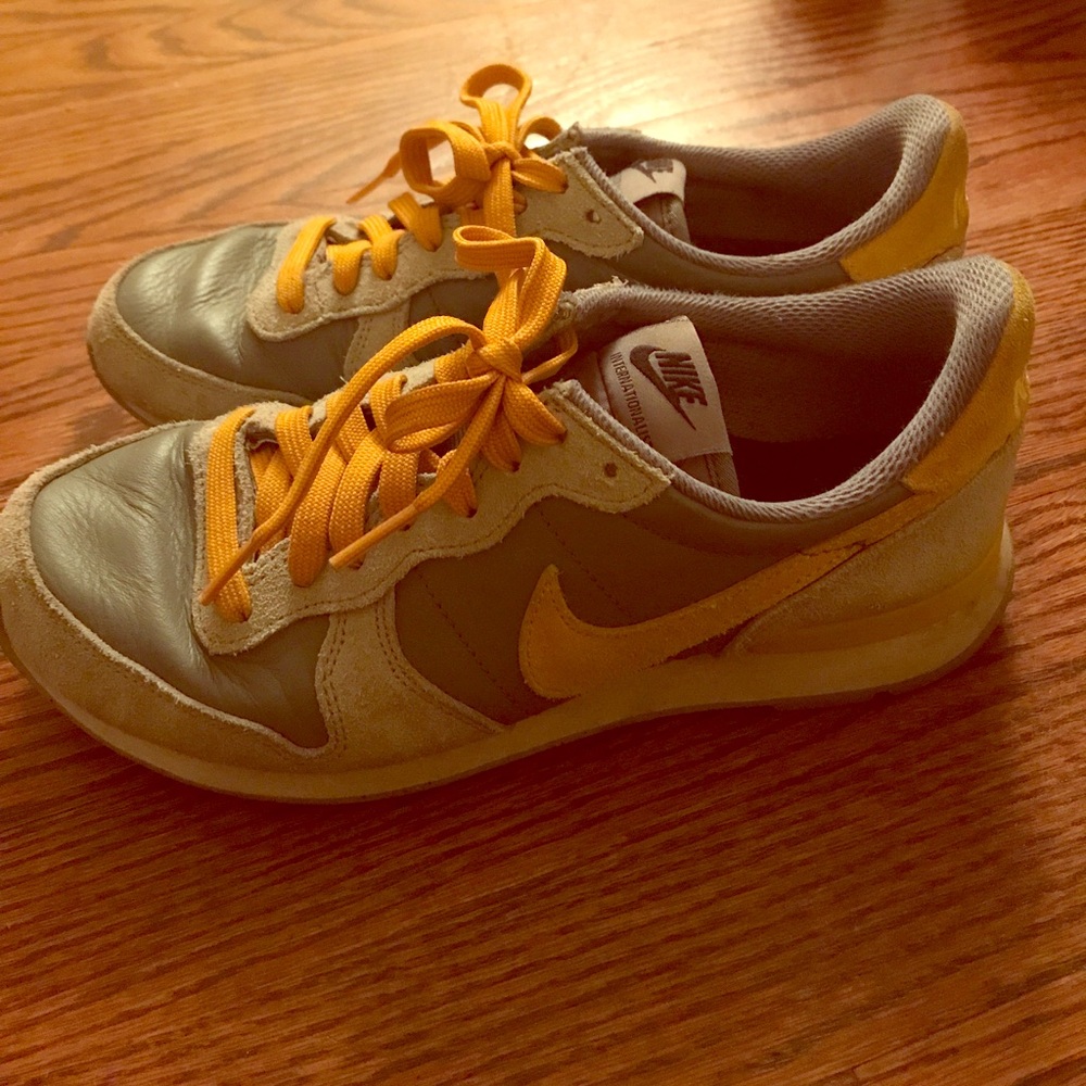 Nike retro sneaker