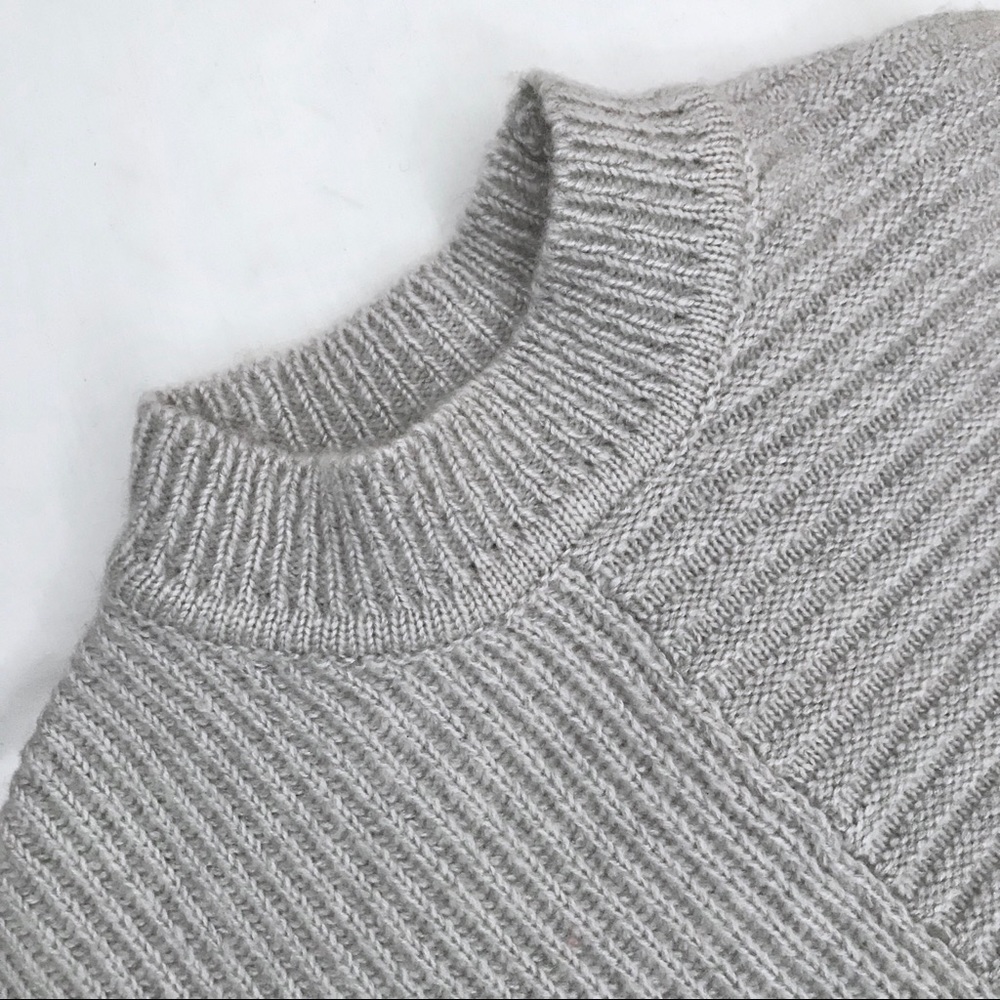 ON HOLD ✋🏼Bebe Grey Cropped Sweater