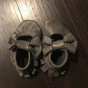 Baby fringe moccasins with bow