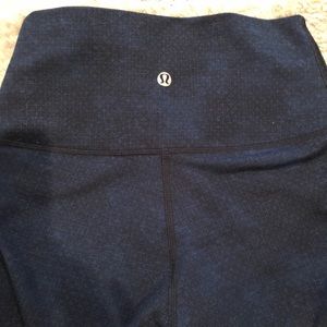 Navy Lululemon Wunder under crop!