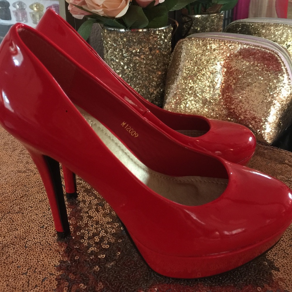 Size 6 Red pumps