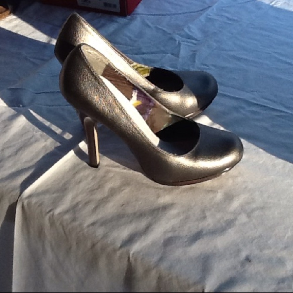 Pumps - Picture 2 of 2